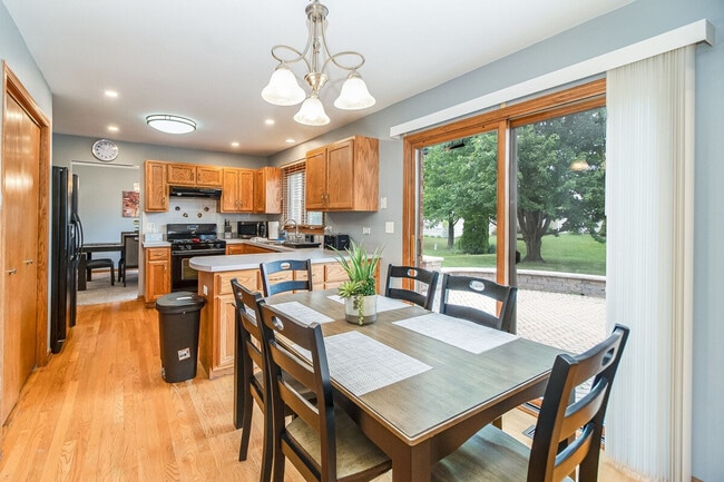 8057 Mason Ln in Woodridge, IL - Foto de edificio - Building Photo