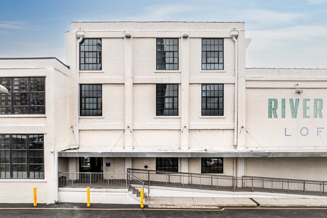 Riverview Lofts in Norfolk, VA - Foto de edificio - Building Photo