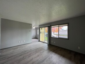 Executive East in Portland, OR - Building Photo - Interior Photo