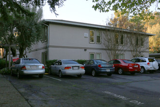 Walnut Woods Apartments in Napa, CA - Foto de edificio - Building Photo