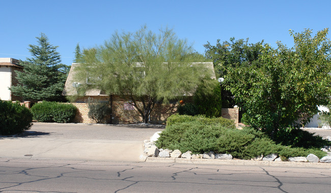 5235 Fairbanks Dr in El Paso, TX - Building Photo - Building Photo