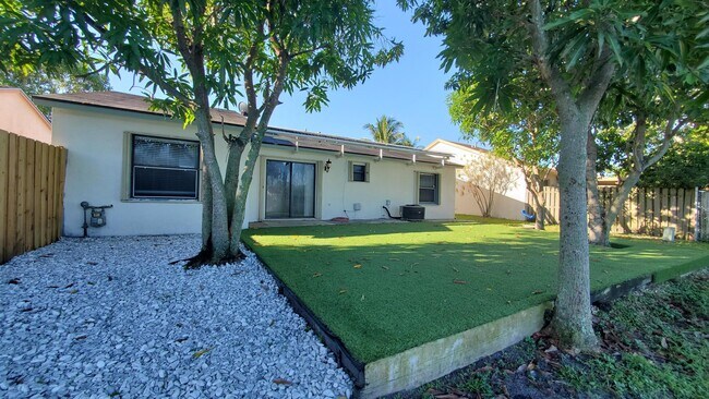 5769 Ellis Hollow Rd E in Greenacres, FL - Building Photo - Building Photo