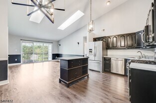 3910 Graham Ct in Bridgewater, NJ - Building Photo