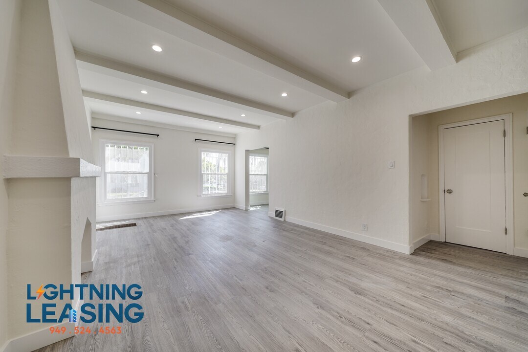 7733 Oakwood Ave in Los Angeles, CA - Building Photo