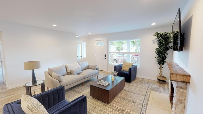 116 Daphne Way in East Palo Alto, CA - Building Photo - Building Photo