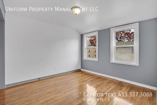 property at 5 Decker Pl