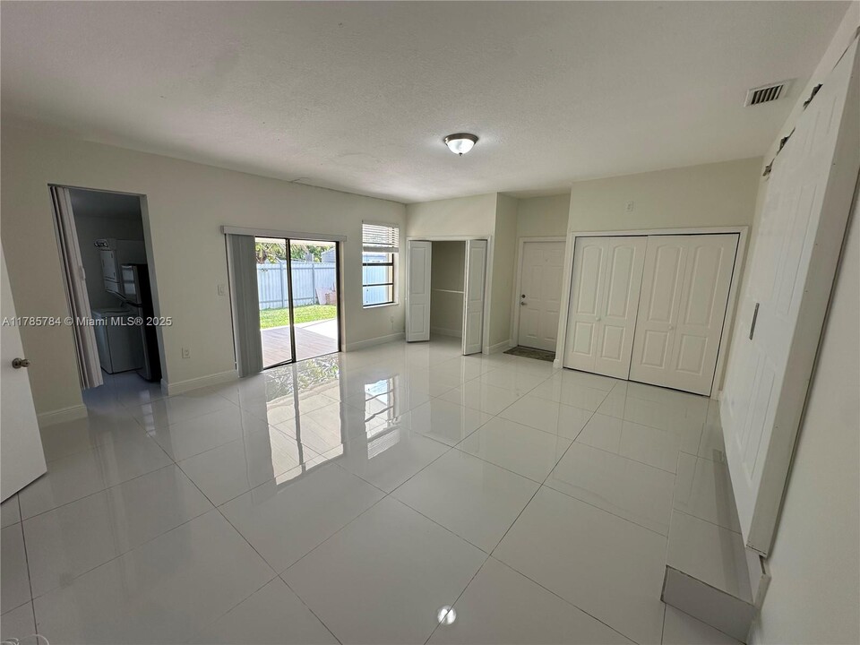 7760 SW 32nd St in Miami, FL - Foto de edificio