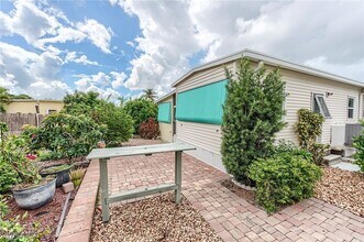 24631 S Seas Blvd in Bonita Springs, FL - Foto de edificio - Building Photo