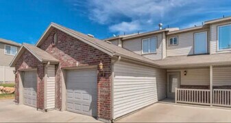 652 W 800 N in Clinton, UT - Building Photo