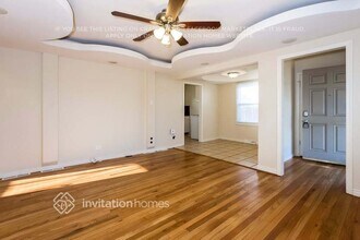 1905 W 49th Ave in Denver, CO - Foto de edificio - Building Photo