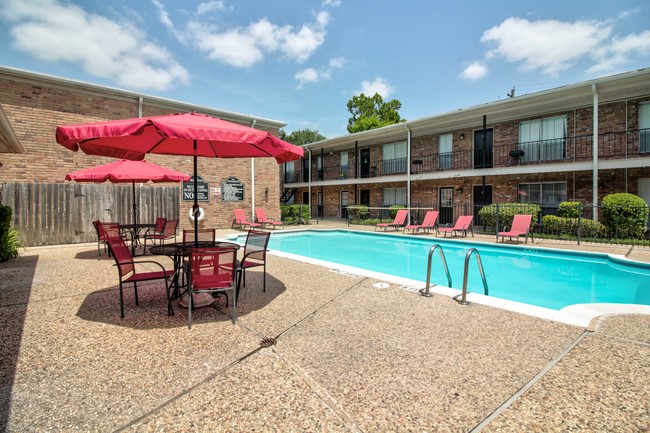 Crossings at Berkley Square in Houston, TX - Building Photo - Building Photo