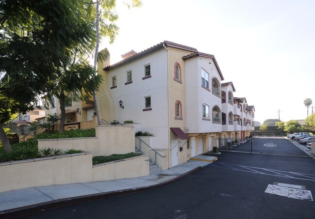 Linbrook Court in Anaheim, CA - Foto de edificio - Building Photo