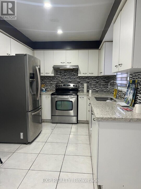 17 Calmist Crescent in Brampton, ON - Building Photo