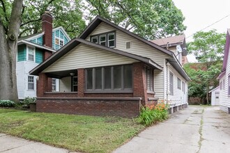 1022 Calvin Ave SE in Grand Rapids, MI - Building Photo - Building Photo