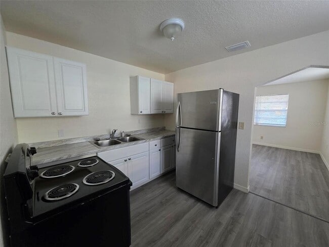 4136 14th Ave S in St. Petersburg, FL - Foto de edificio - Building Photo