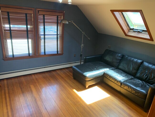 1034 N Main St, Unit 2 in Randolph, MA - Foto de edificio - Building Photo