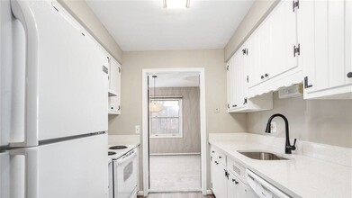 19717 Fleetwood Dr, Unit Balfour Square in Harper Woods, MI - Building Photo - Building Photo