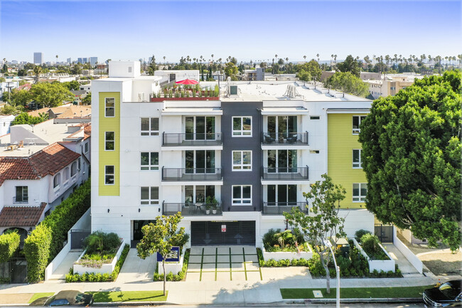 5820 La Mirada Ave in Los Angeles, CA - Foto de edificio - Building Photo