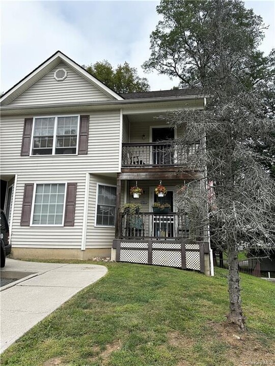 105 N Montgomery St in Walden, NY - Building Photo