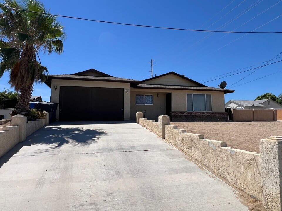 700 Starlight St in Barstow, CA - Building Photo