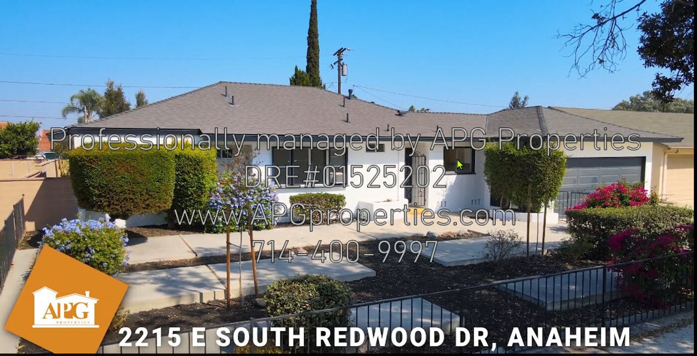 2215 E South Redwood Dr in Anaheim, CA - Foto de edificio