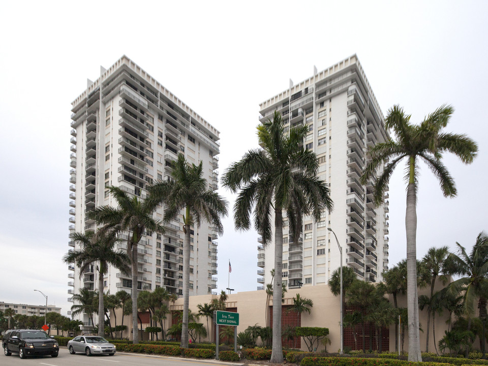 Quadomain Valencia Tower in Hollywood, FL - Building Photo