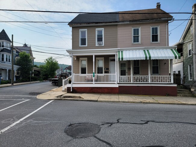 81 N Church St, Unit Apt A in Ephrata, PA - Foto de edificio - Building Photo