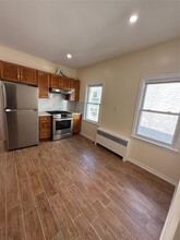 58-11 69th Pl in Queens, NY - Foto de edificio - Building Photo