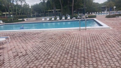 550 Oaks Ln-Unit -101 in Pompano Beach, FL - Building Photo - Building Photo