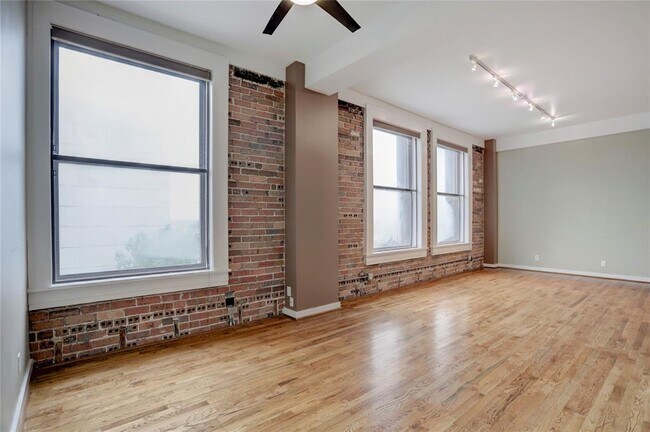 915 Franklin St photo'