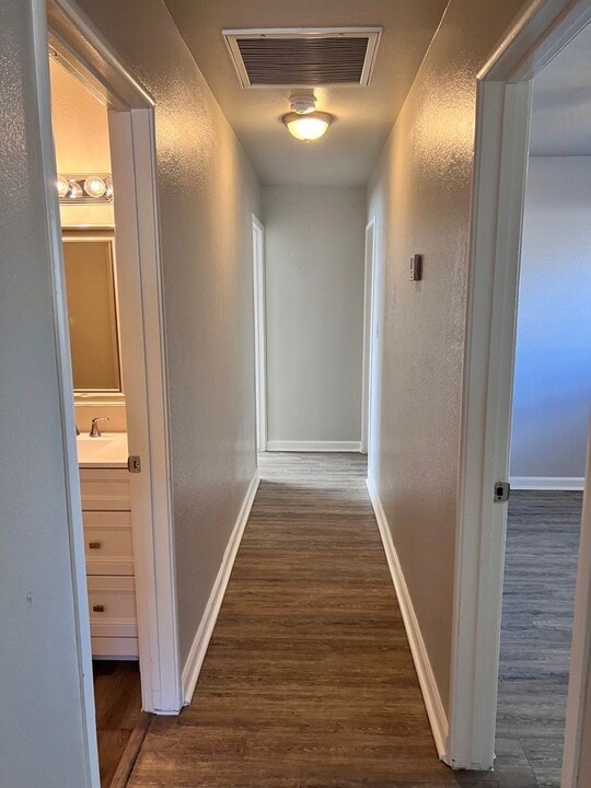 9549 Eastview Dr in Hanford, CA - Building Photo