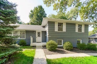 5205 W 79th St in Prairie Village, KS - Building Photo