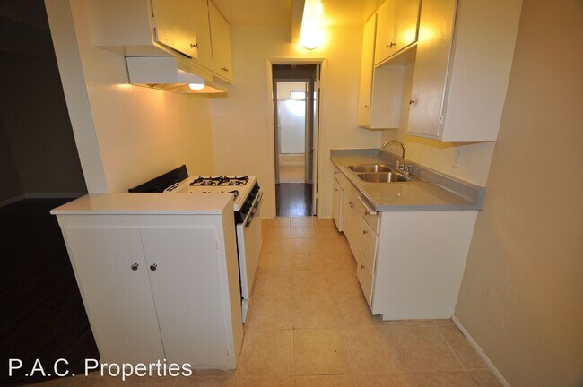 6125 Whitsett Ave in Los Angeles, CA - Building Photo - Building Photo