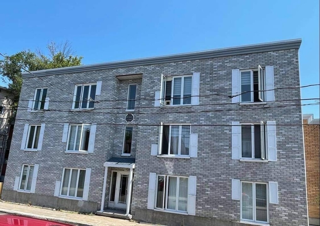 111 De Beauharnois Rue in Québec, QC - Building Photo