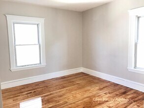 140 Brooks St, Unit 2 in Boston, MA - Foto de edificio - Building Photo