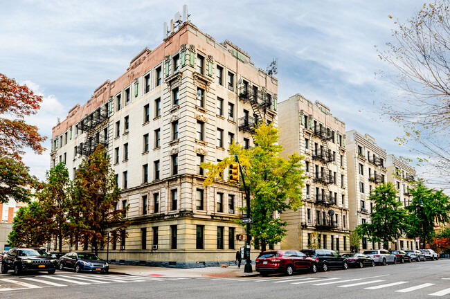 Hatbridge Court in New York, NY - Foto de edificio - Building Photo