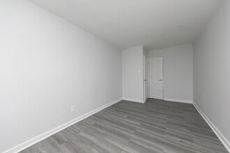 Longshore Apartments in Philadelphia, PA - Foto de edificio - Building Photo