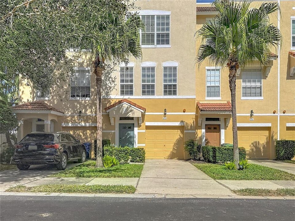 3133 Bayshore Oaks Dr in Tampa, FL - Building Photo