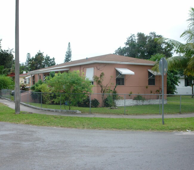 6355 NE Miami Pl in Miami, FL - Foto de edificio - Building Photo