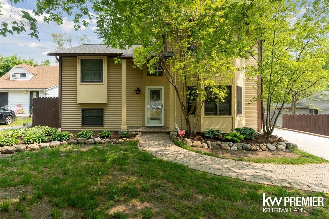 4022 Hazelett Dr in Waterford Township, MI - Foto de edificio