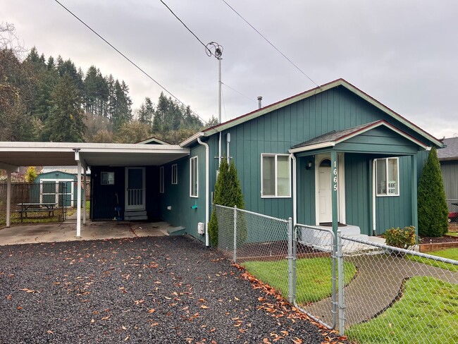 1665 Dogwood St in Sweet Home, OR - Building Photo - Building Photo
