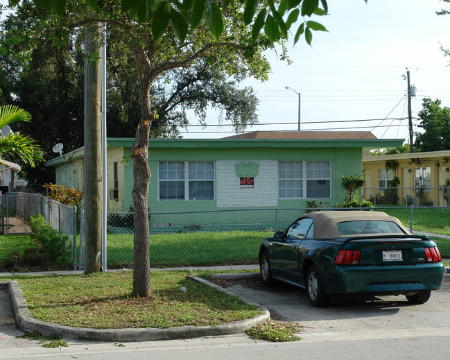 2031 NE 167th St in Miami, FL - Building Photo - Building Photo