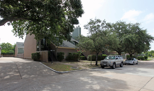 Westhollow Place in Houston, TX - Foto de edificio - Building Photo