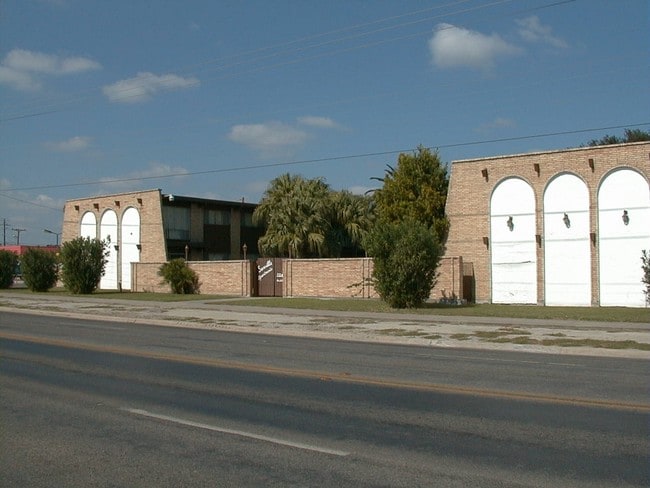 Seville Apartments in Kingsville, TX - Foto de edificio - Building Photo