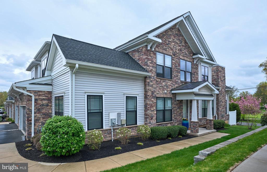 14 Dogleg Ln in Lawrence Township, NJ - Foto de edificio
