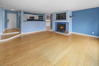 2510 W Manor Pl, Unit 114 in Seattle, WA - Building Photo - Building Photo