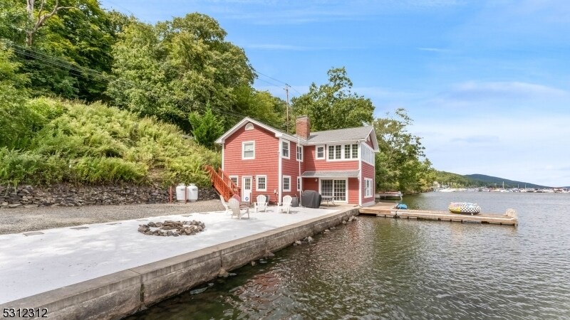 206 Lakeside Rd in West Milford, NJ - Building Photo