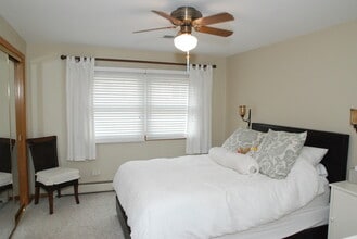 640 56th Pl, Unit upstairs in Clarendon Hills, IL - Building Photo - Building Photo