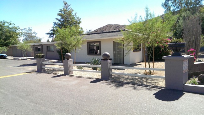 Cactus Place in Phoenix, AZ - Foto de edificio - Building Photo