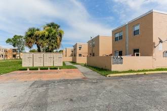 2099 NW 23rd St in Miami, FL - Building Photo - Building Photo